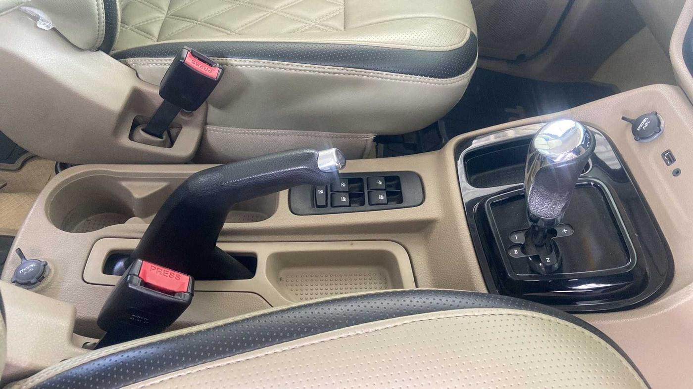2017 Mahindra TUV300 T8 AMT, Diesel, Automatic, 89,324 km, Gear Lever