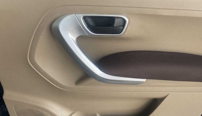 2017 Mahindra TUV300 T8 AMT, Diesel, Automatic, 89,324 km, Driver Side Door Panels Control