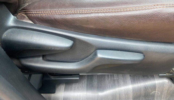 2022 Toyota Innova Crysta 2.7 GX 7 STR MT, Petrol, Manual, 21,693 km, Driver Side Adjustment Panel