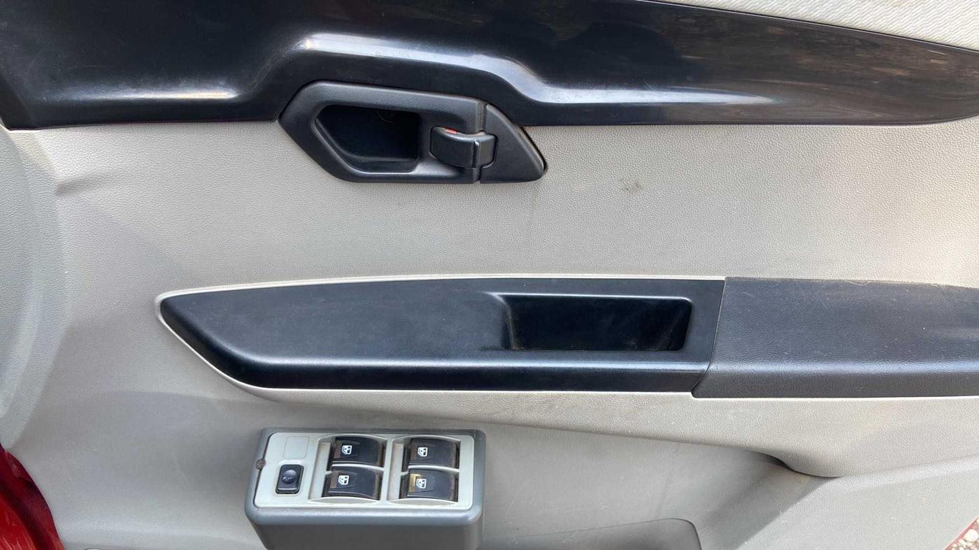 2017 Mahindra Kuv100 K2 PLUS D 6 STR, Diesel, Manual, 86,565 km, Driver Side Door Panels Control
