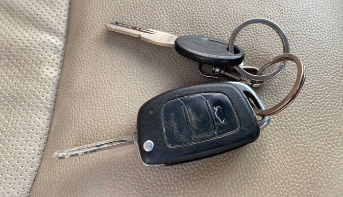 2013 Hyundai Verna FLUIDIC 1.6 CRDI SX, Diesel, Manual, 66,988 km, Key Close Up