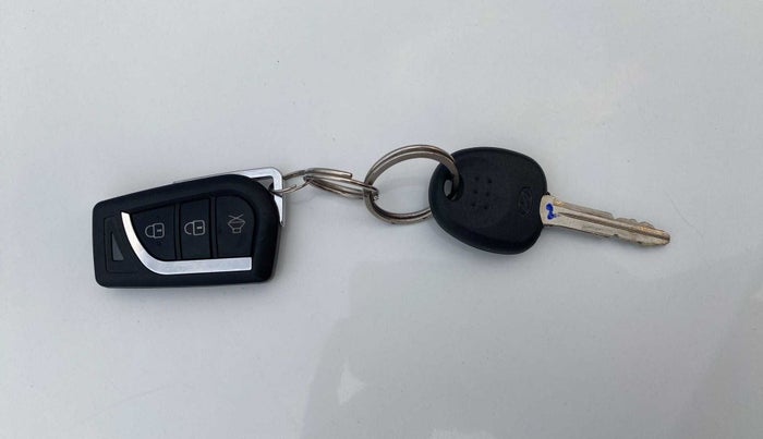2020 Hyundai NEW SANTRO MAGNA, Petrol, Manual, 33,737 km, Key Close Up