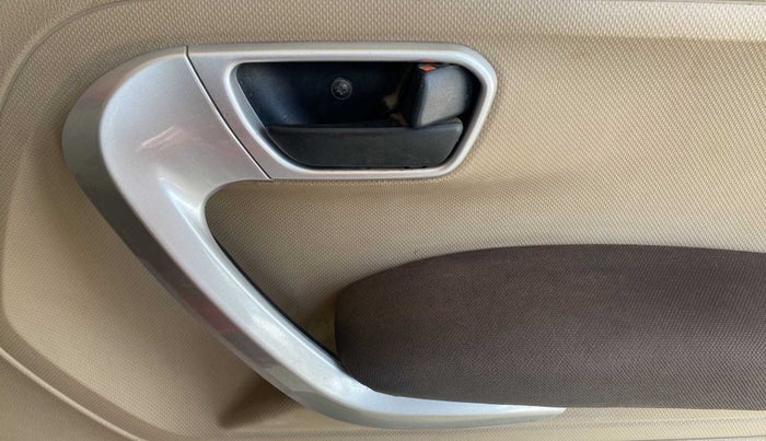 2016 Mahindra TUV300 T8, Diesel, Manual, 1,12,431 km, Driver Side Door Panels Control