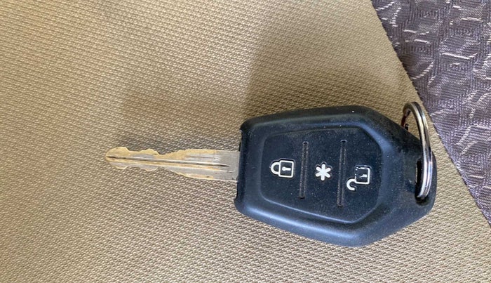 2016 Mahindra TUV300 T8, Diesel, Manual, 1,12,431 km, Key Close Up