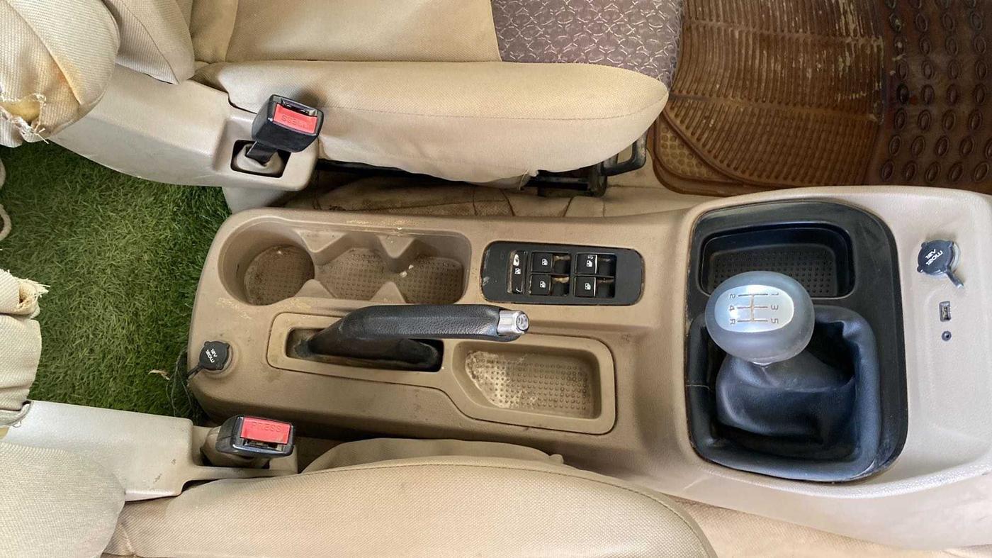 2016 Mahindra TUV300 T8, Diesel, Manual, 1,12,431 km, Gear Lever