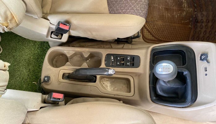 2016 Mahindra TUV300 T8, Diesel, Manual, 1,12,431 km, Gear Lever