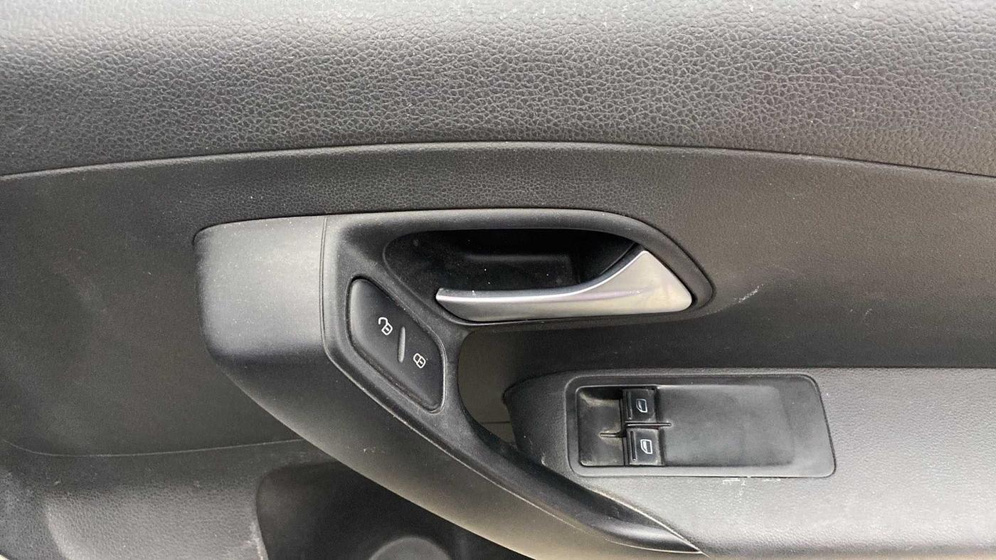 2017 Volkswagen Ameo TRENDLINE 1.2L, Petrol, Manual, 67,835 km, Driver Side Door Panels Control