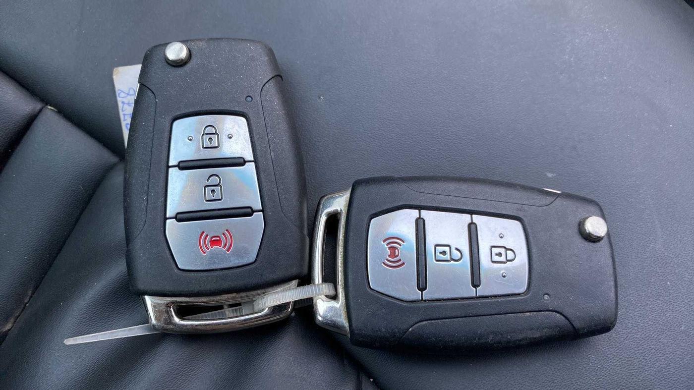 2020 Mahindra XUV300 W8 1.2 PETROL, Petrol, Manual, 50,294 km, Key Close Up