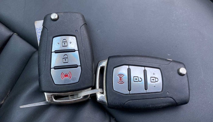 2020 Mahindra XUV300 W8 1.2 PETROL, Petrol, Manual, 50,294 km, Key Close Up