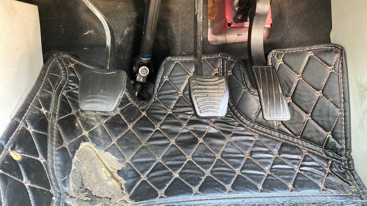 2020 Mahindra XUV300 W8 1.2 PETROL, Petrol, Manual, 50,294 km, Pedals