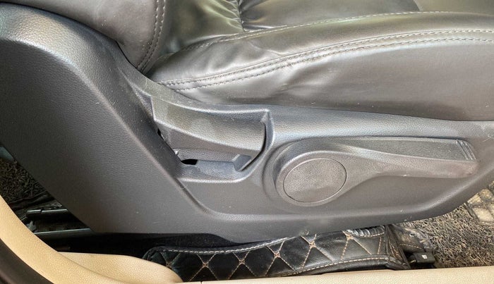 2020 Mahindra XUV300 W8 1.2 PETROL, Petrol, Manual, 50,294 km, Driver Side Adjustment Panel