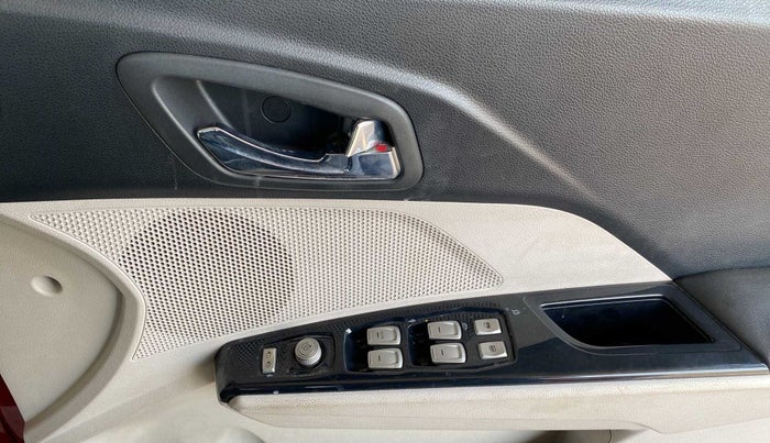 2020 Mahindra XUV300 W8 1.2 PETROL, Petrol, Manual, 50,294 km, Driver Side Door Panels Control