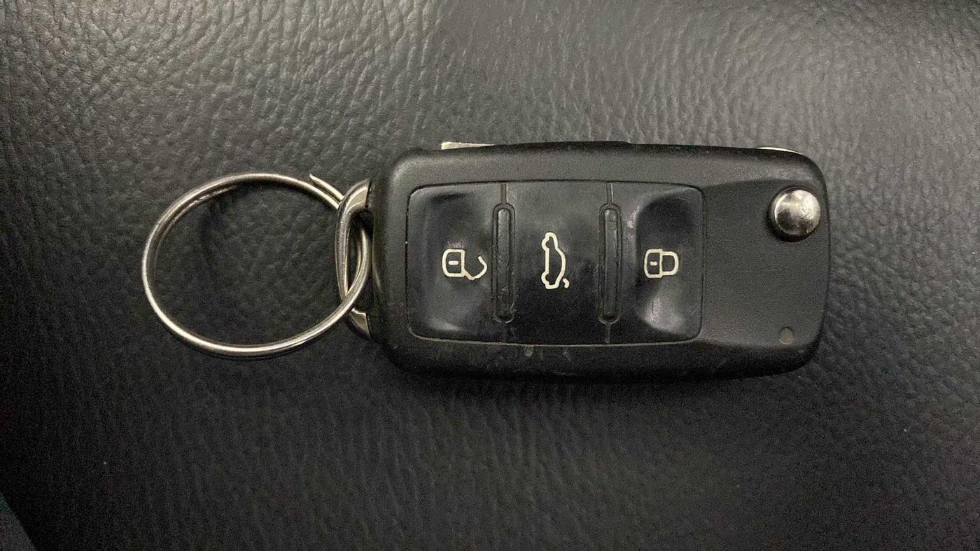 2017 Volkswagen Ameo HIGHLINE1.2L, Petrol, Manual, 43,127 km, Key Close Up
