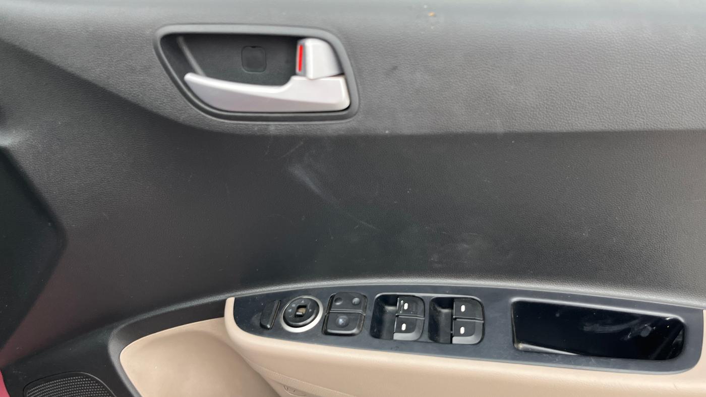 2017 Hyundai Xcent S 1.2, Petrol, Manual, 1,01,554 km, Driver Side Door Panels Control