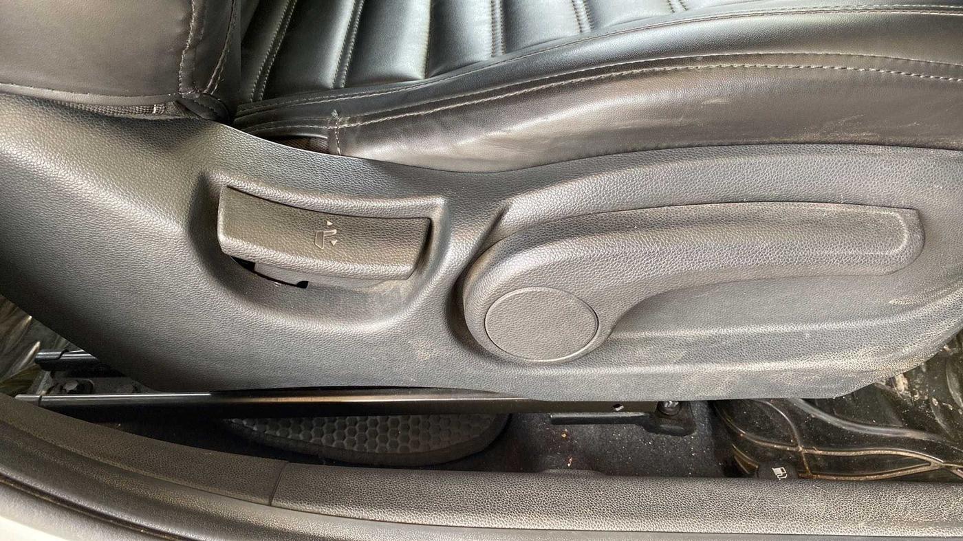 2015 Hyundai Elite i20 ASTA 1.2, Petrol, Manual, 31,297 km, Driver Side Adjustment Panel