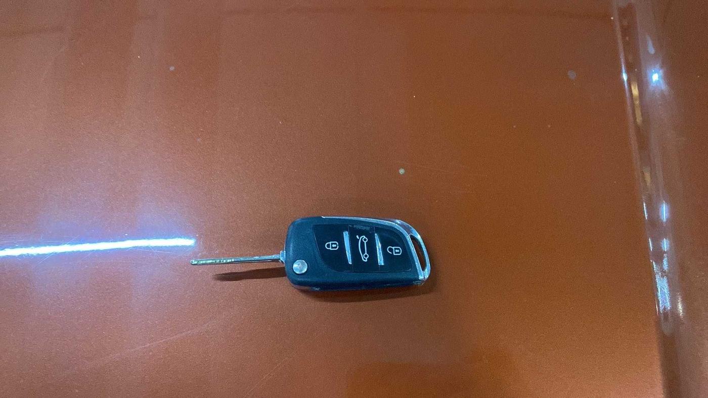 2016 Mahindra Kuv100 K6 D 5 STR, Diesel, Manual, 56,110 km, Key Close Up