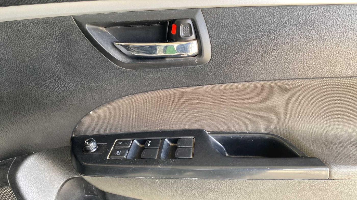 2014 Maruti Swift VXI, Petrol, Manual, 39,111 km, Driver Side Door Panels Control