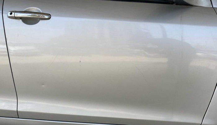 2014 Maruti Swift VXI, Petrol, Manual, 39,111 km, Driver-side door - Minor scratches
