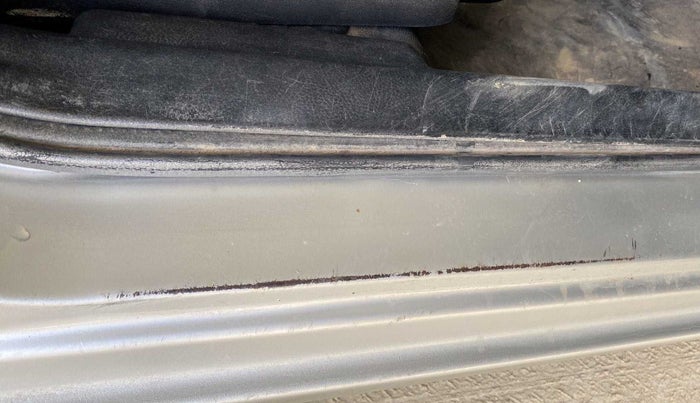 2014 Maruti Swift VXI, Petrol, Manual, 39,111 km, Right running board - Slightly dented