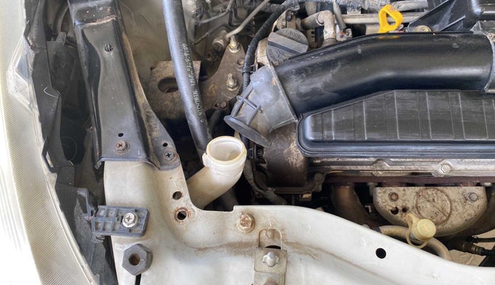 2014 Maruti Swift VXI, Petrol, Manual, 39,111 km, Front windshield - Wiper bottle cap missing
