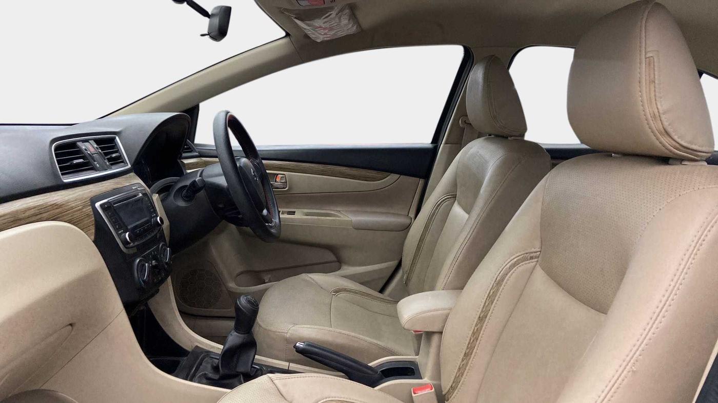2018 Maruti Ciaz SIGMA 1.5 SHVS MT  PETROL, Petrol, Manual, 43,467 km, Right Side Front Door Cabin