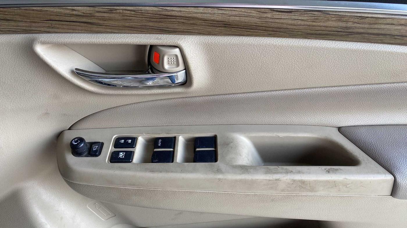 2018 Maruti Ciaz ALPHA 1.5 SHVS PETROL, Petrol, Manual, 38,065 km, Driver Side Door Panels Control