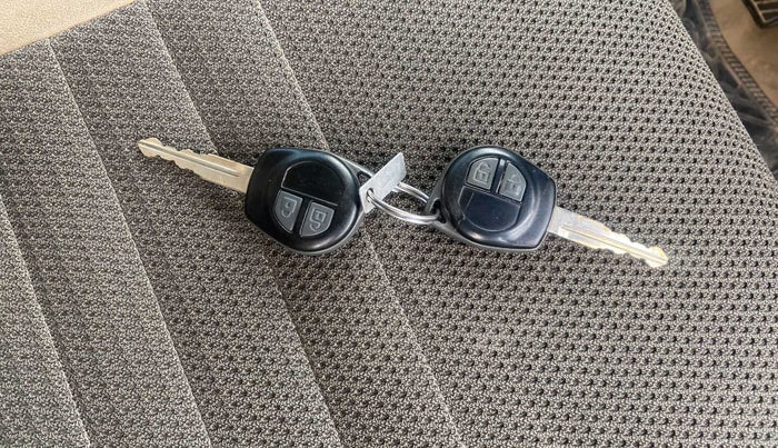 2015 Maruti Swift Dzire VDI ABS, Diesel, Manual, 86,420 km, Key Close Up