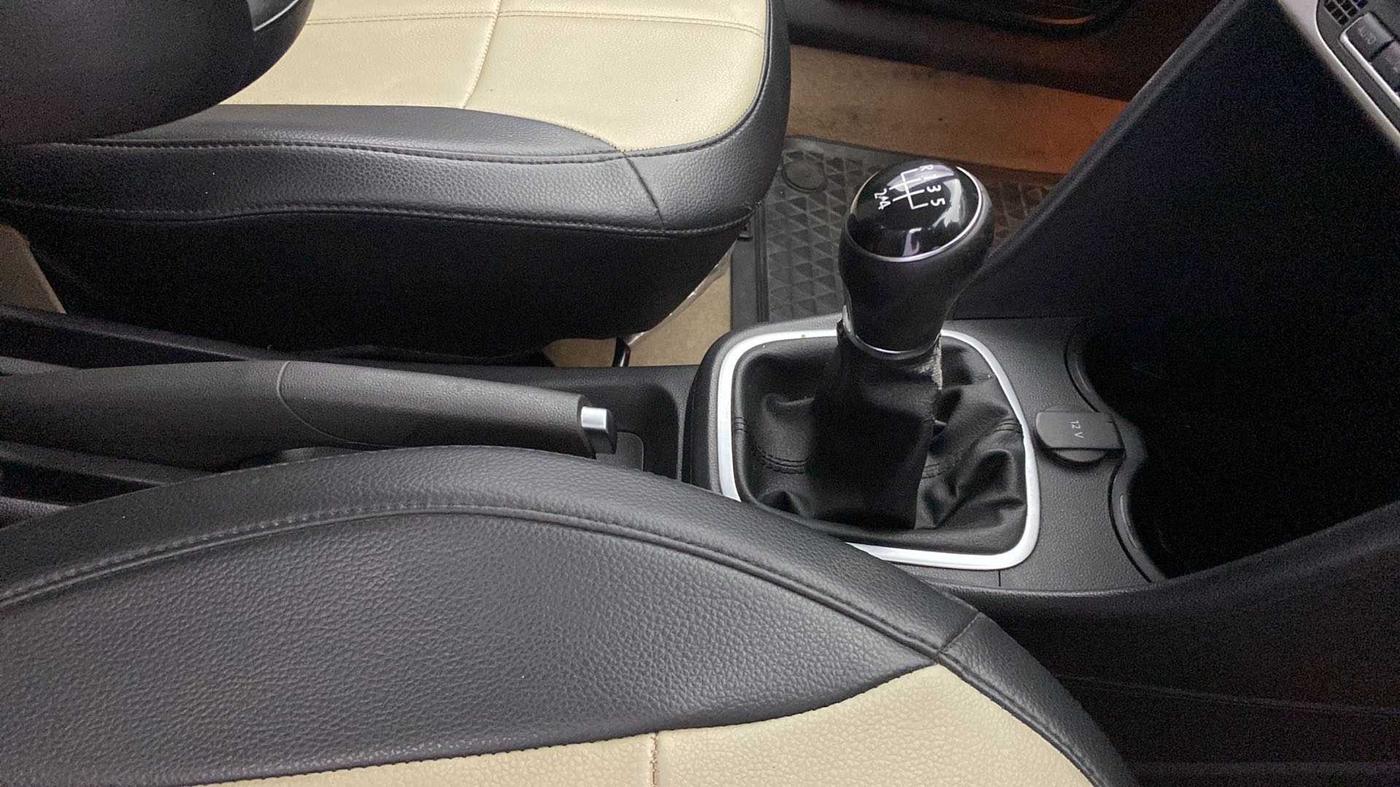 2016 Volkswagen Ameo HIGHLINE1.5L, Diesel, Manual, 82,132 km, Gear Lever
