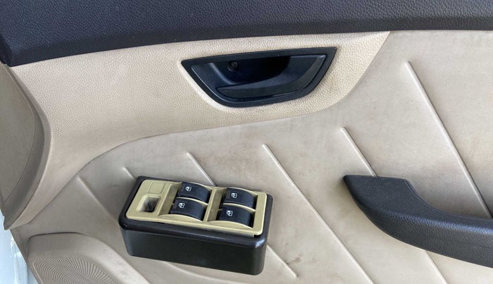 2014 Hyundai Eon D-LITE+, CNG, Manual, 62,548 km, Driver Side Door Panels Control