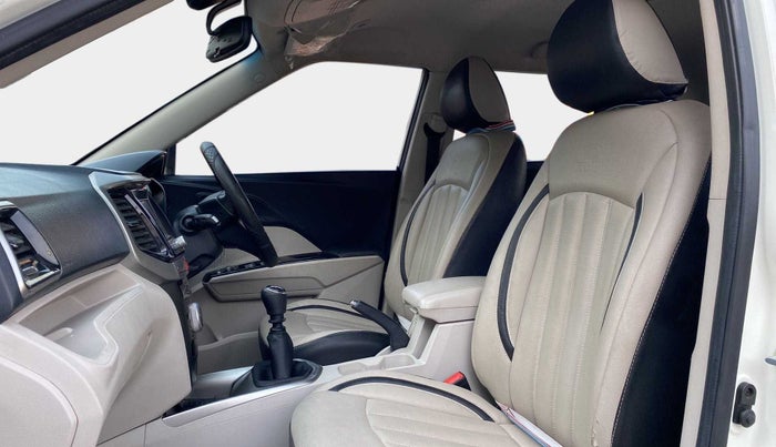2022 Mahindra XUV300 W8 1.2 PETROL, Petrol, Manual, 25,888 km, Right Side Front Door Cabin