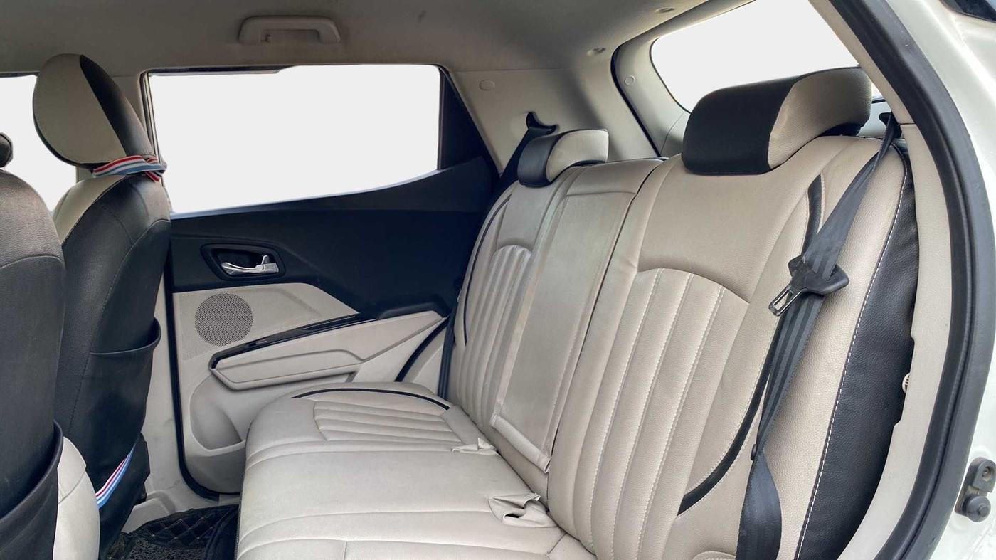 2022 Mahindra XUV300 W8 1.2 PETROL, Petrol, Manual, 25,888 km, Right Side Rear Door Cabin