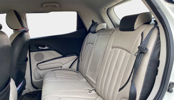 2022 Mahindra XUV300 W8 1.2 PETROL, Petrol, Manual, 25,888 km, Right Side Rear Door Cabin