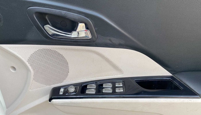 2022 Mahindra XUV300 W8 1.2 PETROL, Petrol, Manual, 25,888 km, Driver Side Door Panels Control