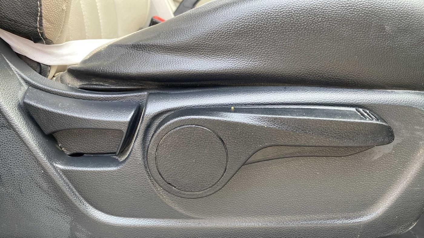 2022 Mahindra XUV300 W8 1.2 PETROL, Petrol, Manual, 25,888 km, Driver Side Adjustment Panel