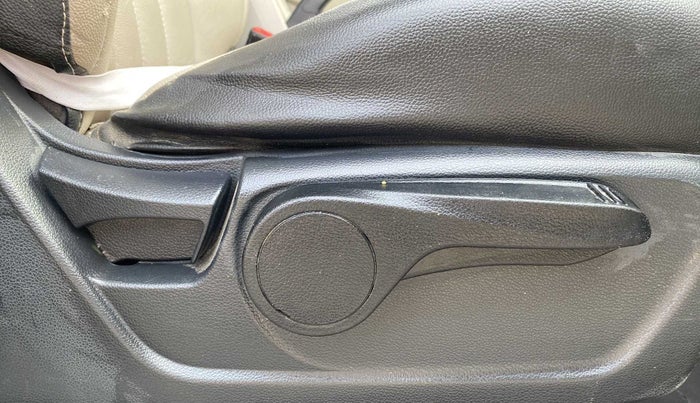 2022 Mahindra XUV300 W8 1.2 PETROL, Petrol, Manual, 25,888 km, Driver Side Adjustment Panel