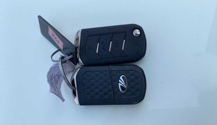 2022 Mahindra XUV300 W8 1.2 PETROL, Petrol, Manual, 25,888 km, Key Close Up