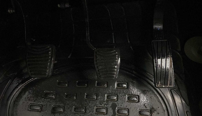 2016 Mahindra Kuv100 K4 PLUS 6 STR, Petrol, Manual, 37,058 km, Pedals