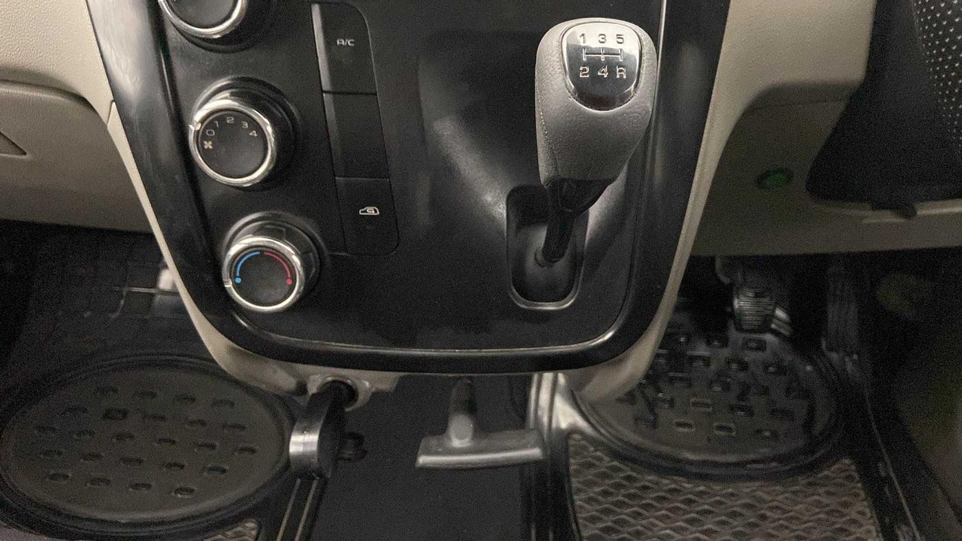 2016 Mahindra Kuv100 K4 PLUS 6 STR, Petrol, Manual, 37,058 km, Gear Lever