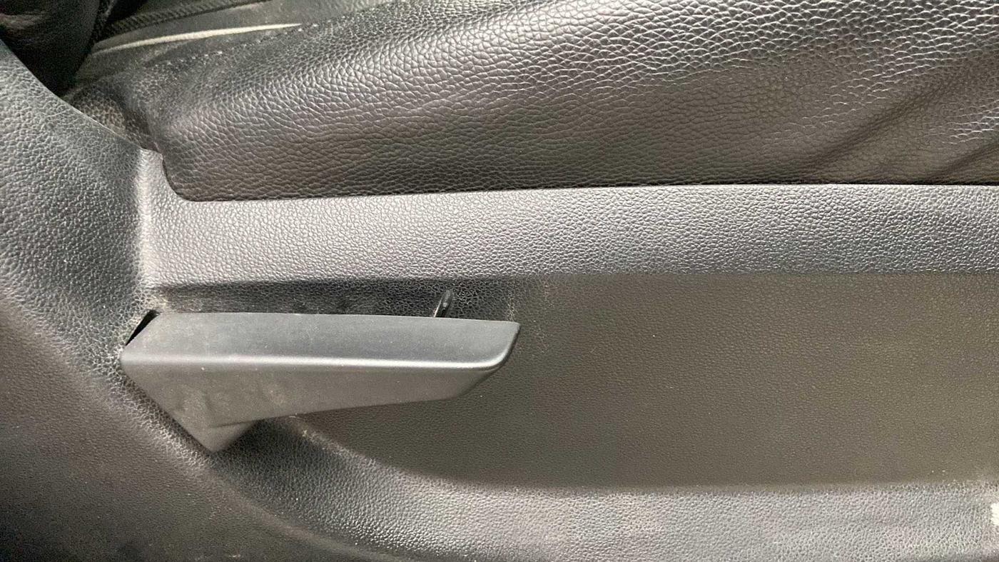 2016 Mahindra Kuv100 K4 PLUS 6 STR, Petrol, Manual, 37,058 km, Driver Side Adjustment Panel