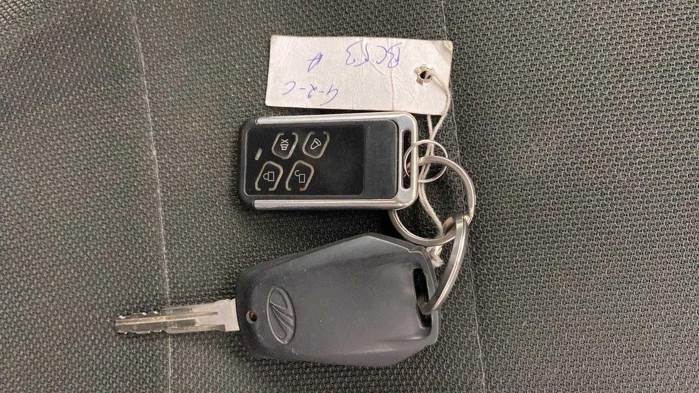 2016 Mahindra Kuv100 K4 PLUS 6 STR, Petrol, Manual, 37,058 km, Key Close Up