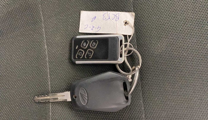 2016 Mahindra Kuv100 K4 PLUS 6 STR, Petrol, Manual, 37,058 km, Key Close Up