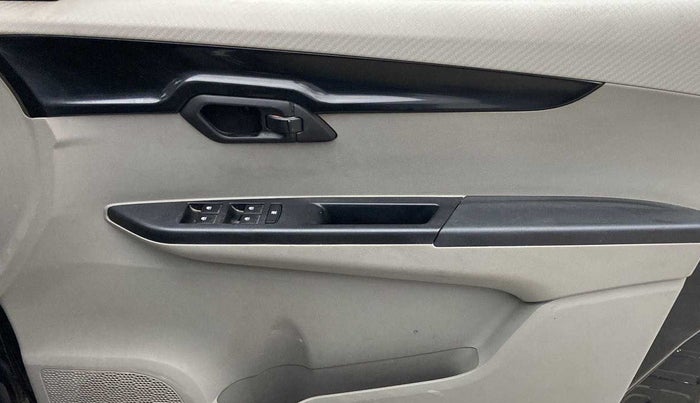 2016 Mahindra Kuv100 K4 PLUS 6 STR, Petrol, Manual, 37,058 km, Driver Side Door Panels Control