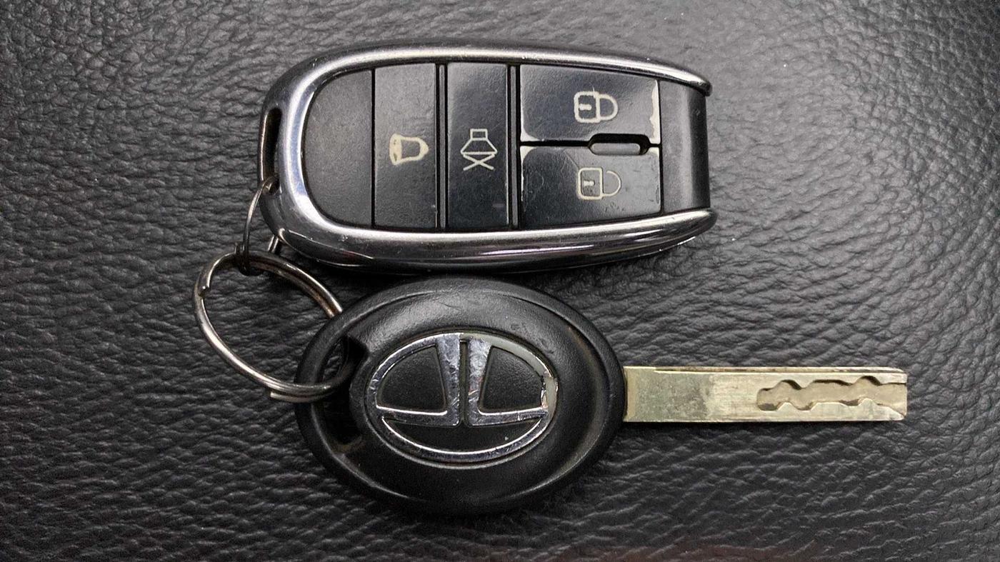 2020 Tata ALTROZ XE PETROL, Petrol, Manual, 38,311 km, Key Close Up