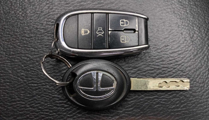 2020 Tata ALTROZ XE PETROL, Petrol, Manual, 38,311 km, Key Close Up
