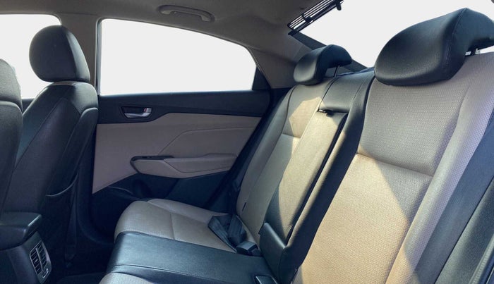 2018 Hyundai Verna 1.6 VTVT SX (O) AT, Petrol, Automatic, 50,786 km, Right Side Rear Door Cabin