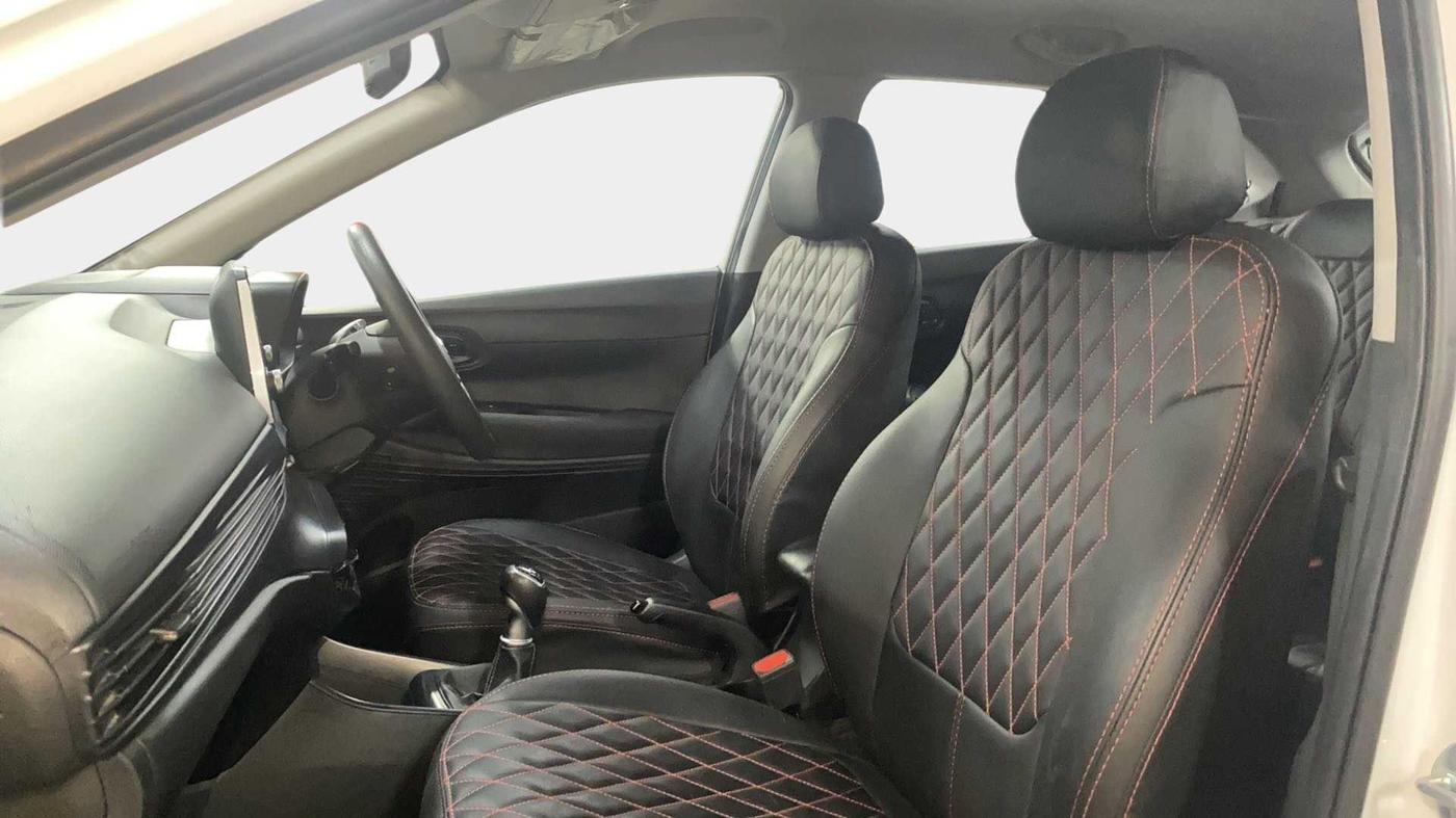2022 Hyundai NEW I20 SPORTZ 1.5 MT, Diesel, Manual, 16,555 km, Right Side Front Door Cabin