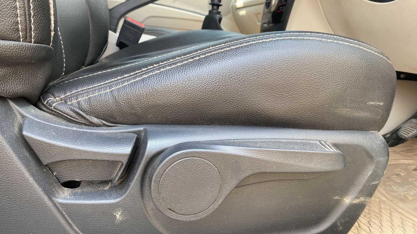 2019 Mahindra XUV300 W8 1.2 PETROL, Petrol, Manual, 72,522 km, Driver Side Adjustment Panel