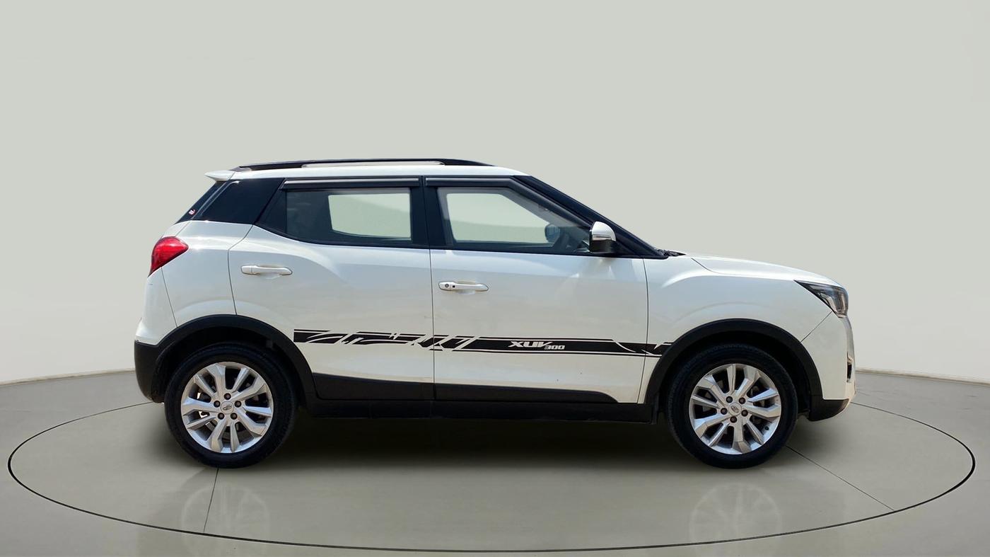 2019 Mahindra XUV300 W8 1.2 PETROL, Petrol, Manual, 72,522 km, Right Side