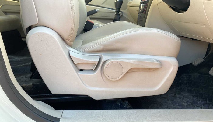 2019 Mahindra XUV300 W8 (O) 1.5 DIESEL, Diesel, Manual, 43,184 km, Driver Side Adjustment Panel