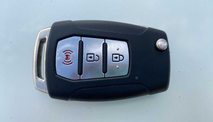 2019 Mahindra XUV300 W8 (O) 1.5 DIESEL, Diesel, Manual, 43,184 km, Key Close Up